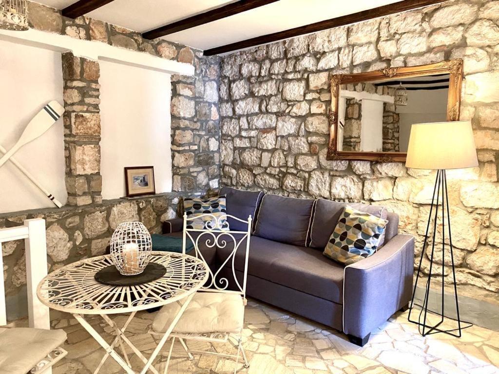 Steinhaus Mit Terrasse Apartment โรวีน ภายนอก รูปภาพ